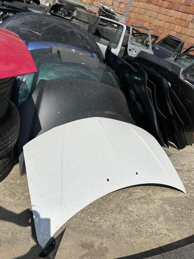 Polovan poklopac motora za Honda auto, deo koji omogućava pristup rezervoarima ulja i tečnostima