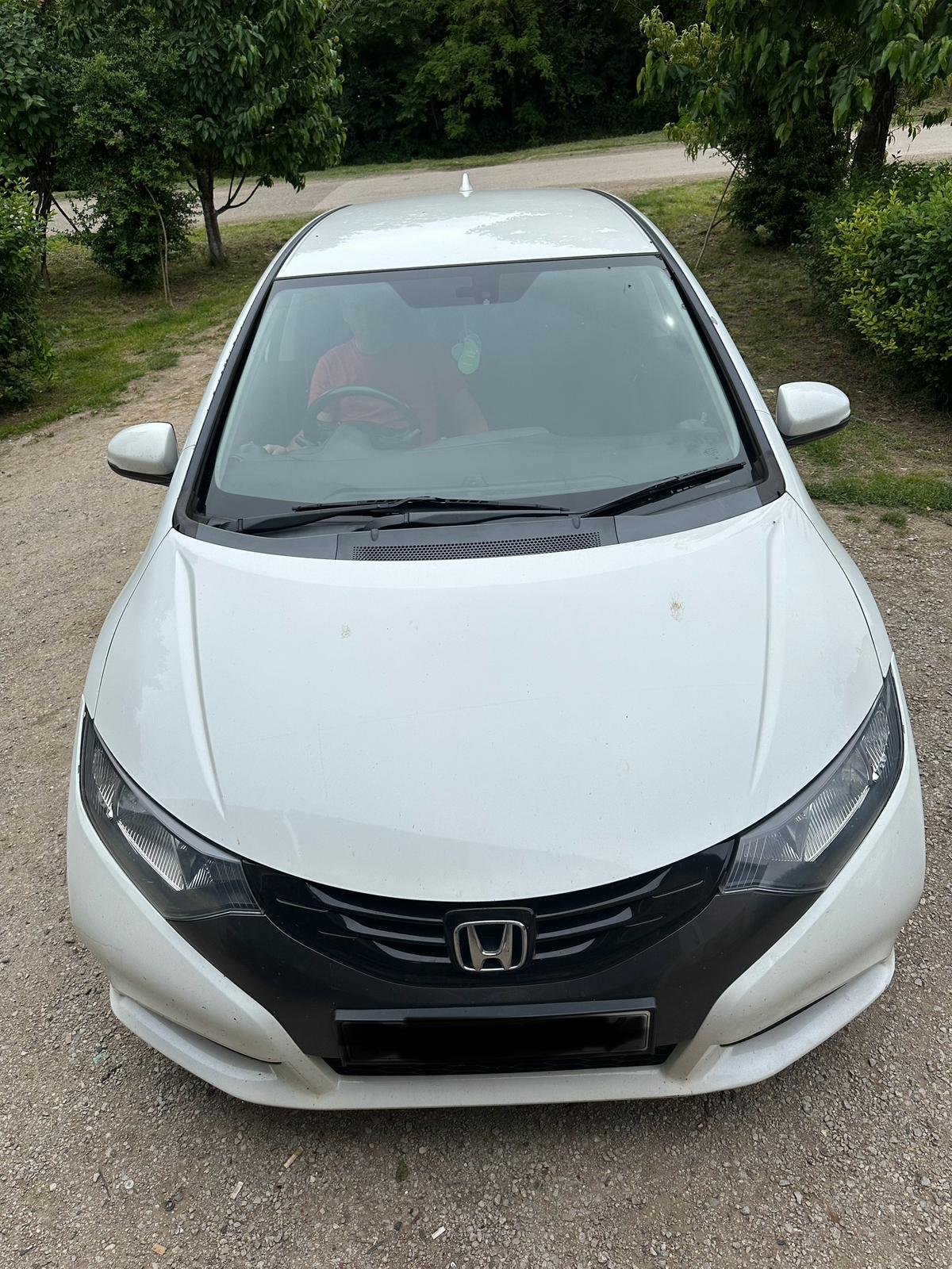 Polovni beli Honda Civic - odmah dostupno za kupovinu