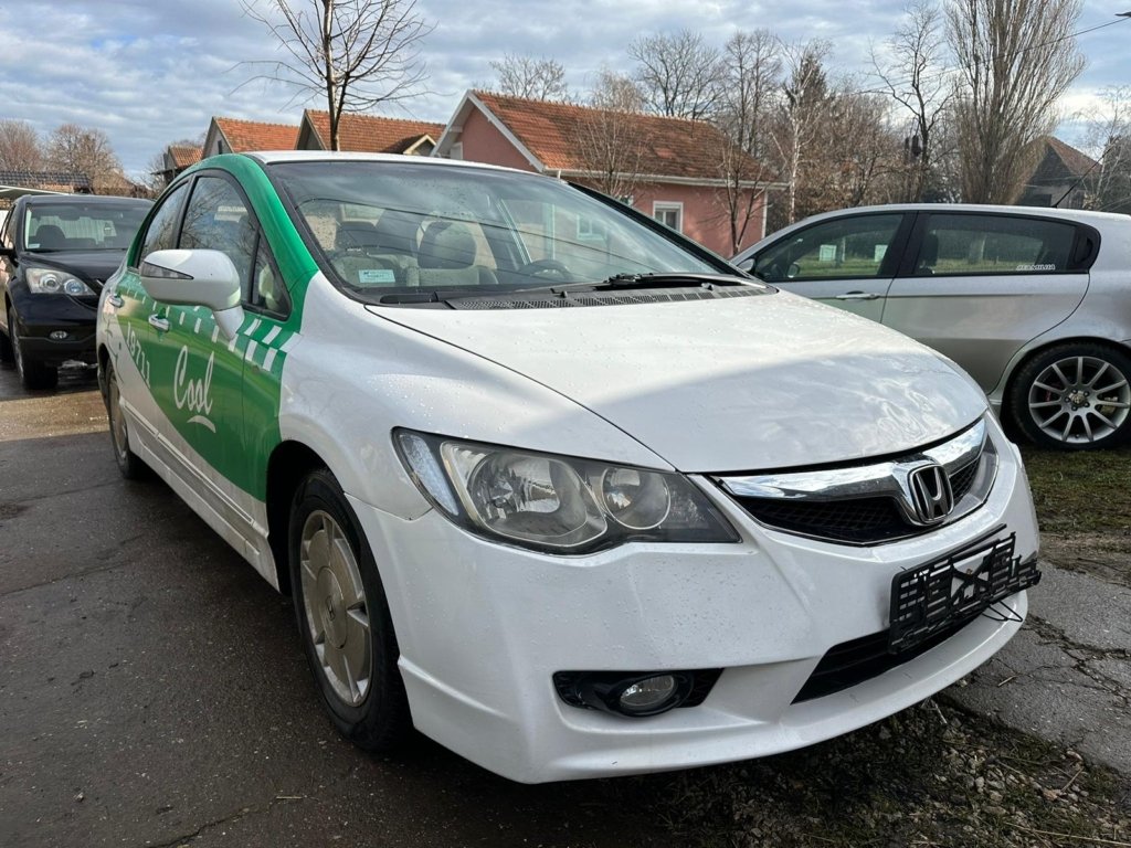 polovni Honda Civic sa zelenim detaljima - dostupno za kupovinu