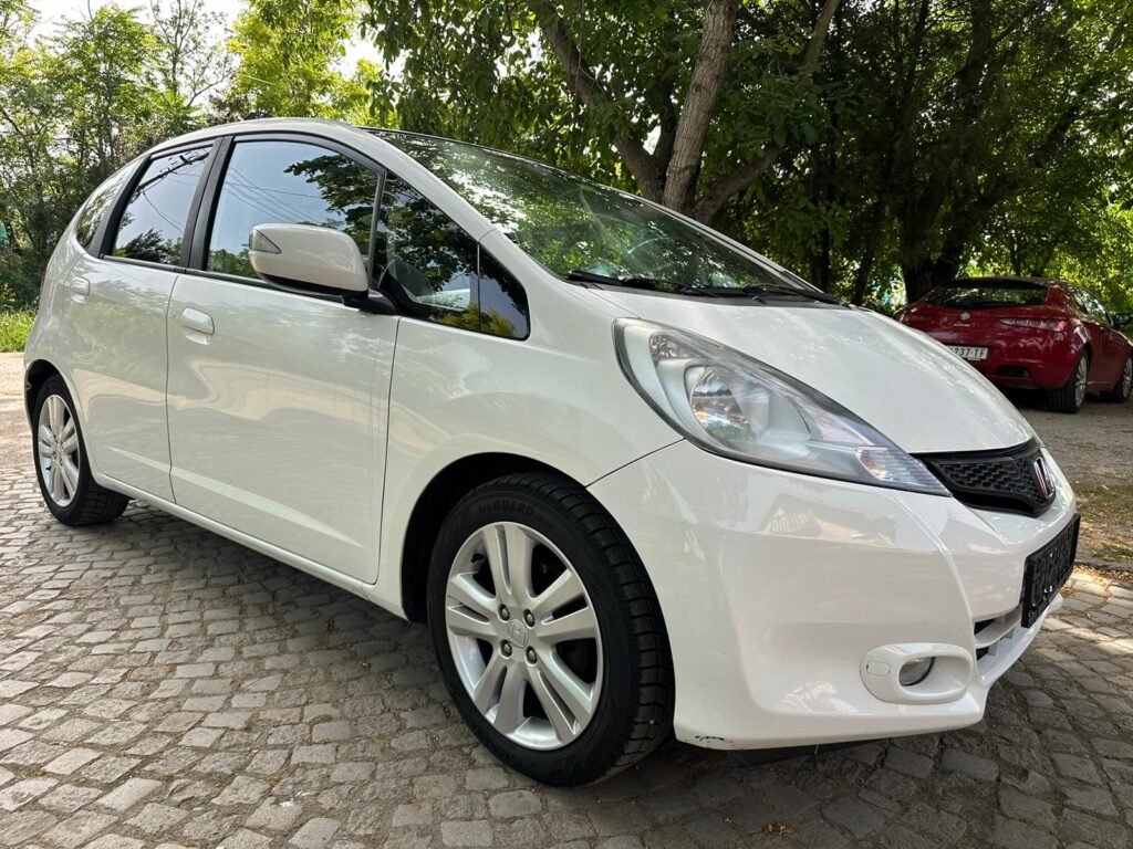 Polovni beli Honda Jazz - dostupno za kupovinu