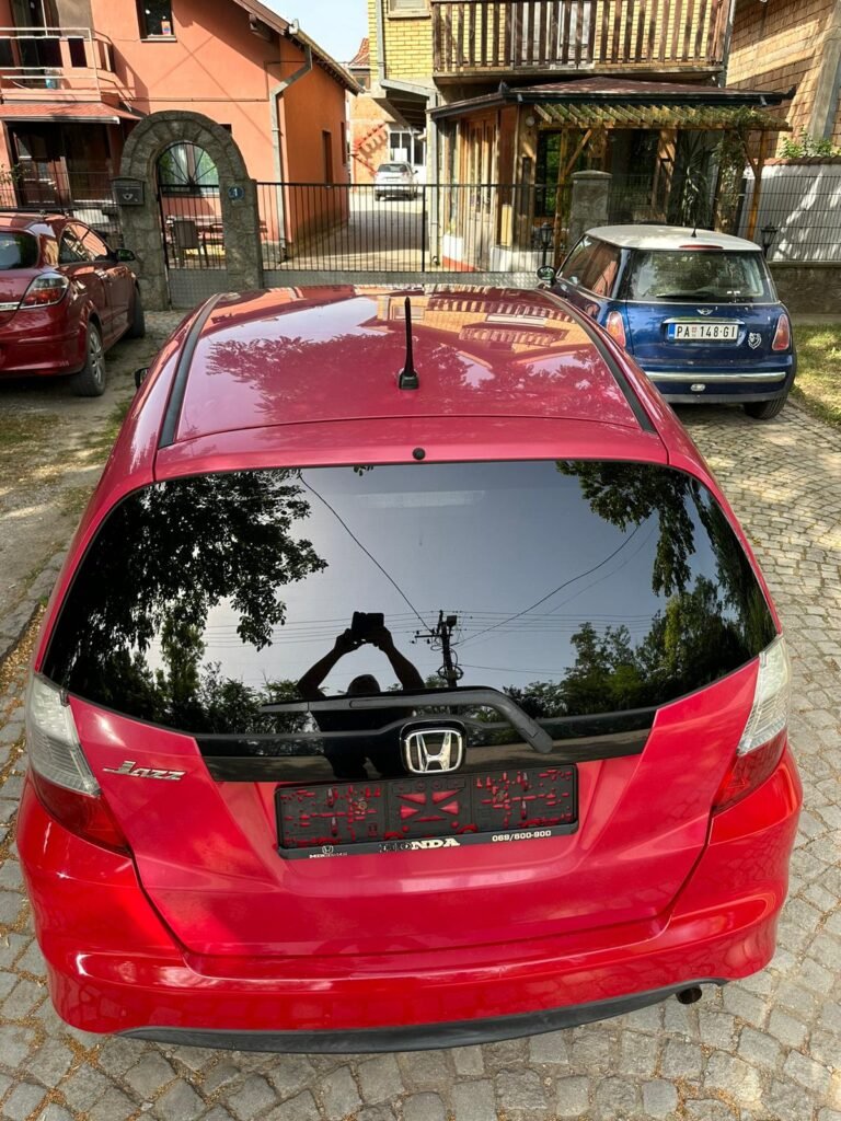 Polovni crveni Honda Jazz - dostupno za kupovinu